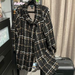 Like NEW size 1X flowy warm one button coat Blk brown n white